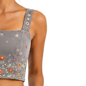 Conjunto de Top Corto y Falda Bordados para Mujer en Gris Niebla, Diseño Floral de Verano, Dos Piezas, Logotipo Personalizado, OEM, Ropa al Por Mayor - Product Image 4
