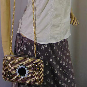 Bolso de mano Lowellcraft.com para mujer, para fiesta de bodas, con botón de metal y diseño de conchas de resina - Product Image 2