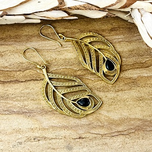 Boucles d'oreilles pendantes bohèmes à plumes très demandées, en laiton tribal, plaqué or 18 carats, motif paon, pour femmes, vente en gros/OEM/ODM - Product Image 6