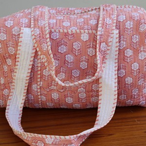 Sac de voyage matelassé rose à motif floral avec fermeture éclair, sac à bandoulière portable, style décontracté, design léger - Product Image 2