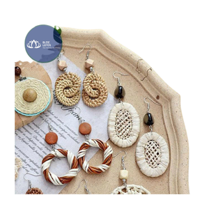 Pendientes de Ratán Estilo Bohemio Glory DISPONIBLES – Pendientes Colgantes de Paja Natural Tejida para Venta al Por Mayor - Product Image 1