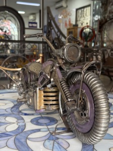 Sculpture de moto en fer Khang Hung Phat, style antique, art soudé, pièce décorative, finition violet et argent - Product Image 3
