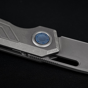 Couteaux pliants gris avec lame Tanto finition Stonewashed, manche métallique à rainures géométriques et accent bleu pivotant pour usage quotidien et extérieur - Product Image 2