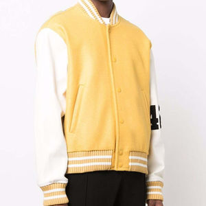 แจ็คเก็ตบอมเบอร์วาร์ซิตี้ขนสัตว์สีแดงสำหรับผู้ชายแบบ OEM สั่งทำพิเศษ สไตล์สตรีทแวร์สำหรับฤดูหนาว มีฮู้ด คอตั้ง ปักโลโก้ตัวอักษร ขายส่ง - Product Image 2