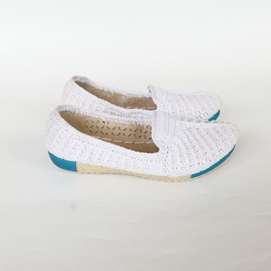 Chaussures plates au crochet faites à la main pour femmes, mocassins blancs tricotés à enfiler, chaussures plates de marche, ensemble de chaussures décontractées artisanales au design artistique pur - Product Image 4