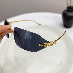 Gafas de Sol Unisex de Lujo sin Montura, Decoradas con Estampado de Guepardo Dorado, Lentes de PC, Montura en Colores Verde/Gris, Protección UV400 para Conducir - Product Image 3