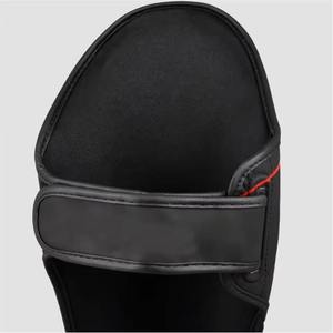 Protège-tibias en cuir multisports pour adultes Hawk, offrant une grande polyvalence, une couche extérieure durable et une protection en mousse souple. - Product Image 4
