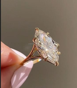 Anillo de Compromiso y Matrimonio con Moissanita en Corte Marquesa con Engaste de Bisel en Oro Amarillo de 14K con Diseño de Vástago Dividido para un Regalo Único - Product Image 5