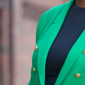 Blazer Verde Personalizado para Mujer, Bordado con Diseño de Escudo, Botones Dorados, Manga Larga, Solapa con Muescas, Doble Botonadura, Formal - Product Image 4