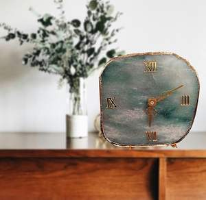 Horloge de table de luxe en résine d'agate faite à la main, moderne, étanche, surdimensionnée, avec veilleuse, pour mariage, retraite, décoration intérieure, salle à manger - Product Image 2