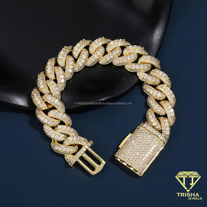 Bracelet en moissanite style chaîne cubaine glacée avec maillons larges entrelacés, finition haute brillance et fermoir rectangulaire sécurisé - Product Image 5