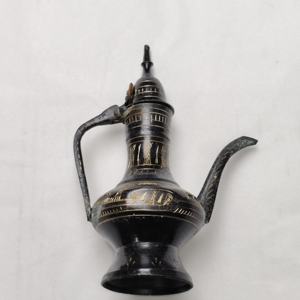 Service à café en laiton du Moyen-Orient avec pot Dallah gravé à la main et tasses assorties – Ensemble traditionnel en métal noir et or gravé - Product Image 4