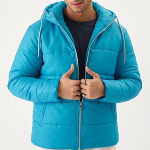 Manteau matelassé urbain élégant pour homme, conçu avec une capuche raffinée, fermeture éclair de qualité supérieure, imperméable et respirant, respectueux de l'environnement - Product Image 1