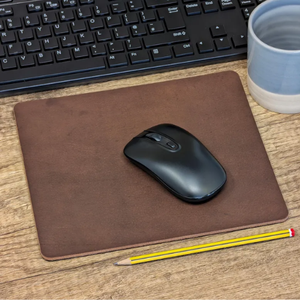 Tapis de souris en cuir pleine fleur fait main Al-Amir - Accessoire de bureau haut de gamme fait main, impression UV, surface lisse - Product Image 3