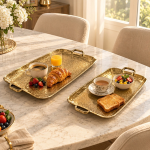 Plateau en aluminium finition or brillant, forme rectangulaire martelée avec poignées latérales |   Collection de service raffinée pour la table - Product Image 3
