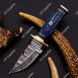 มีดแค้มปิ้งเหล็กดามัสกัสแบบกำหนดเองขายดี ด้ามไม้ปักก้าสีน้ำเงิน พร้อมการ์ดทองเหลือง แข็งแรงทนทาน - Product Image 3