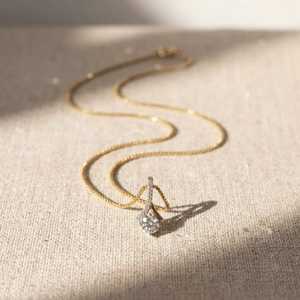 Colgante de Diamante Natural con Corte Brillante Redondo en Oro Amarillo para Mujer, con Diamantes Laterales, Certificado GGL, Joyería Clásica para Regalo de Compromiso - Product Image 2