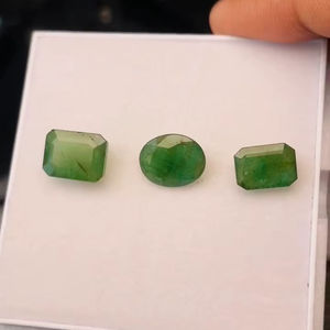 มรกตธรรมชาติจากแซมเบีย 3 เม็ด น้ำหนัก 12.04 กะรัต คุณภาพดี พร้อมความเงางามและสีเขียวสวยงาม ขัดเงาอย่างสมบูรณ์แบบ เหมาะสำหรับทำเครื่องประดับ - Product Image 3