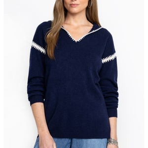 Sudadera con Capucha Sorority Whip Stitch Azul Marino con Cuello en V, Forro Polar con Ribete Blanco, Corte Regular, Estilo Casual, Otoño - Product Image 4