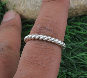 Anillo Minimalista de Plata de Ley 925 con Turquesa Engastada en Bisel, Anillo Delicado Apilable, Pulido Brillante, Resistente al Deslustre, para Uso Diario y Fiestas - Product Image 1