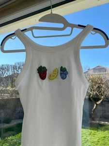 Camiseta sin mangas con bordado de frutas con cuentas, ropa de verano de algodón hecha a mano, artesanía de bordado - Product Image 1