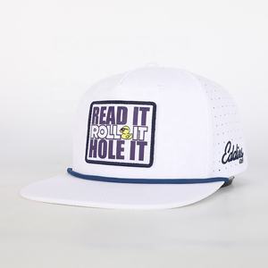 Gorra de poliéster OEM de alta calidad al por mayor con logo bordado y perforaciones cortadas a láser, visera plana, 5 paneles y cierre snapback con cuerda. - Product Image 1