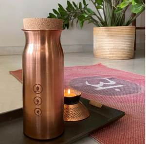 Bouteille d'eau en cuivre avec bouchon en liège, design minimaliste, vaisselle portable pour usage domestique - Product Image 2