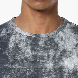 เสื้อยืดคอกลมแขนสั้นผู้ชาย ลายมัดย้อม ทรงปกติ ผ้าถัก ลายพิมพ์ สีเทาขาว - Product Image 6