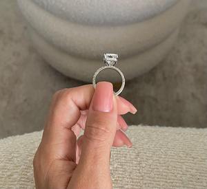 Anillo de compromiso con diamante cultivado en laboratorio de corte radiante alargado de 5.50 quilates con piedras laterales y halo oculto _ 14k certificado D-VVS2 - Product Image 4