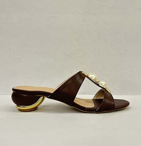 Sandales élégantes à talons pour femmes en cuir véritable, bout ouvert, talon bloc bas, décoration perles, mules d'été tendance à enfiler - Product Image 5