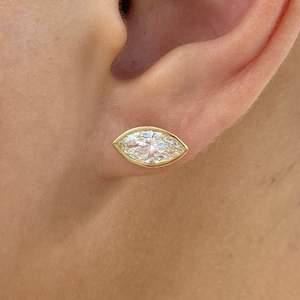 ต่างหูเพชรทรงมาร์คีส์แบบมินิมอลลิสต์ ตัวเรือนทองคำ 10K 14K 18K สีเหลือง ดีไซน์แนวนอน แบบเม็ดเดี่ยว งานสั่งทำพิเศษ เครื่องประดับชั้นดี - Product Image 3