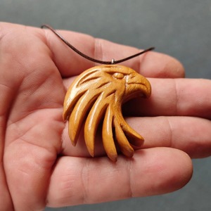 Collier pendentif tête d'aigle en bois, finition naturelle, breloque oiseau sculptée, accessoire de bijouterie - Product Image 6