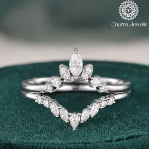 Bague de fiançailles pour femme Charm Jewells en moissanite taille émeraude, monture à griffes en or 18 carats, style classique, bande pavée - Product Image 5