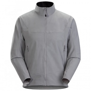 Chaqueta de concha suave personalizada para hombre, chaqueta con cremallera y cuello alto con capucha y bolsillos, venta al por mayor - Product Image 5