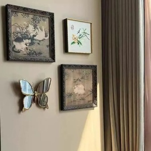 Miroir mural au design élégant en forme de papillon, adapté à la décoration de la chambre à coucher, du salon, du couloir, ajoute une touche unique et artistique à n'importe quelle pièce. - Product Image 1