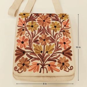 Bolso Bandolera Bordado a Mano Estilo Kashmiri Color Marfil con Ramillete de Margaritas Cálidas - Product Image 6