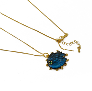 Collier pendentif poisson en laiton plaqué or avec labradorite – Bijoux sculptés tendance pour femmes, vente en gros - Product Image 2