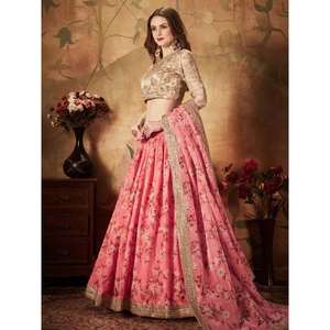 Robe de soirée en organza imprimé numérique Sabyasachi rose ravissant Lehenga Choli avec chemisier - Product Image 6