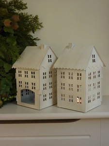 Lanternes en forme de maison en bois avec fenêtres découpées, décoration de Noël traditionnelle, artisanat, lumières de fête - Product Image 1