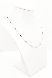 สร้อยคอประดับทับทิมธรรมชาติและไพลินขาวในตัวเรือนทองคำแท้ 18K สีเหลือง – ประดับอัญมณีสีแดงและสีขาวรูปทรงผสมแบบฝังขอบ - Product Image 2