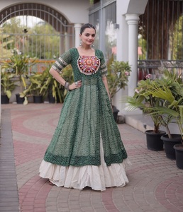 Lehenga Choli de diseño étnico tradicional indio, colección Navaratri, con estampado Bandhani y diseño Kutchi para mujeres, ropa elegante. - Product Image 1