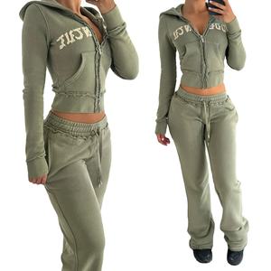 2024 nouveau Street Wear personnalisé Patch broderie lavé recadrée surdimensionné en détresse fermeture éclair à capuche ensemble Joggers femmes - Product Image 1