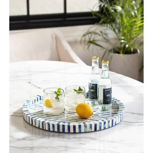 Plateau décoratif rond en bambou avec motif horizontal bleu et blanc, style côtier, artisanal, accessoire d'intérieur, organisateur - Product Image 1