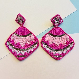 Boucles d'oreilles ovales perlées faites à la main, thème floral géométrique rose, bijoux pour fête, confectionnées avec du fil de polyester - Product Image 3