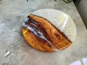 Planche à découper ronde personnalisée en bois et résine avec poignée, compatible lave-vaisselle, pour charcuterie, service de pain, fruits et snacks - Product Image 5