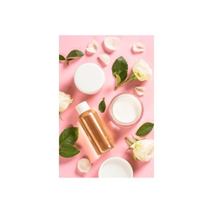 Huile essentielle de rose rose dans une bouteille en verre avec pétales de fleurs et bouquet de roses - Product Image 5