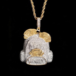 จี้ห้อยกระเป๋าเป้แบบ Iced Out Moissanite เงินแท้ 925 ชุบทอง 18K สไตล์ฮิปฮอปสำหรับผู้ชาย จี้รูปการ์ตูนแบบ Bezel Setting - Product Image 1