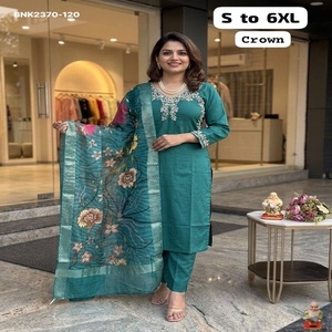 Seda romana de alta calidad con trabajo artesanal Khatli y bordados en el puño y el borde de las mangas, Kurti-Pantalón-Dupatta con flores, exportador indio. - Product Image 1