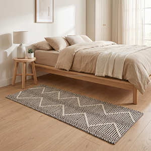 Tapis d'appoint bohème en coton tissé à la main avec motifs losanges noirs pour chambre, entrée et décoration intérieure contemporaine - Product Image 1