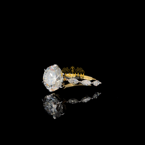 Anillo de compromiso de moissanita VVS de 3 quilates con corte redondo chapado en oro para mujer Tasnim, con engaste de púas de corte de pera y banda de diamantes de estilo clásico - Product Image 2